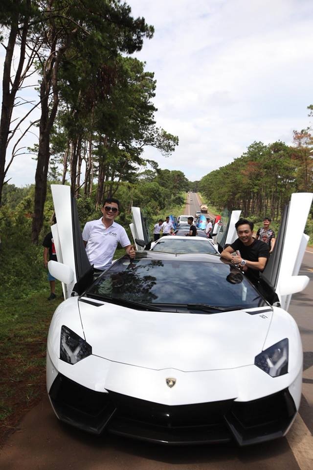 Cường Đô-la từng cầm lái chiếc siêu xe mui trần Lamborghini Aventador LP700-4 Roadster trong hành trình Car Passion Tây Nguyên 2018