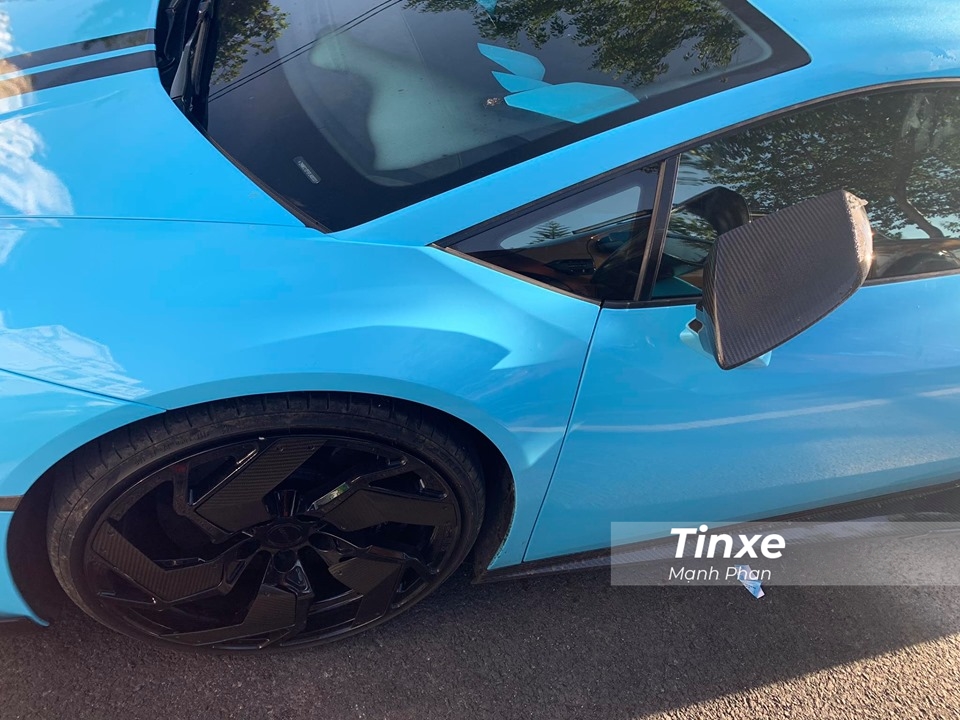 Bên hông xe, chiếc siêu xe Lamborghini Huracan LP610-4 độ body kit của Mansory còn có vỏ gương và nẹp sườn bằng carbon.
