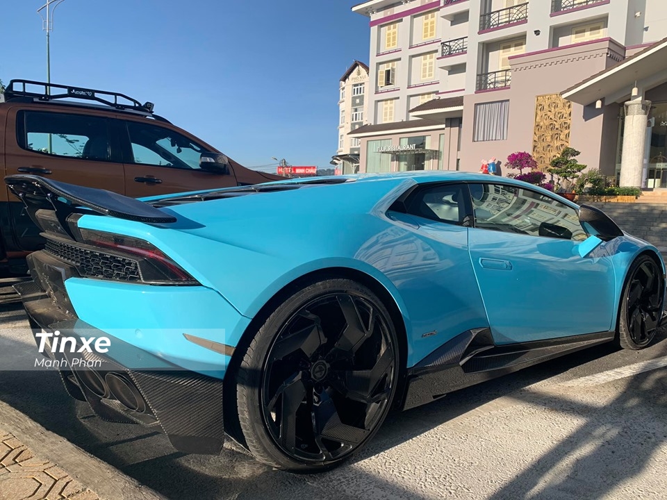 Chiếc siêu xe Lamborghini Huracan LP610-4 này lúc mới về nước được một doanh nhân kín tiếng tại quận 2 cho đăng ký biển số tứ quý 8. Sau đó xe được bán cho Cường Đô la và trải qua 2 đời chủ khác cũng như đổi biển số mới có dịp quay trở lại mang chứng minh nhân dân của Sài thành nhưng không còn chiếc biển huyền thoại 51F-688.88.