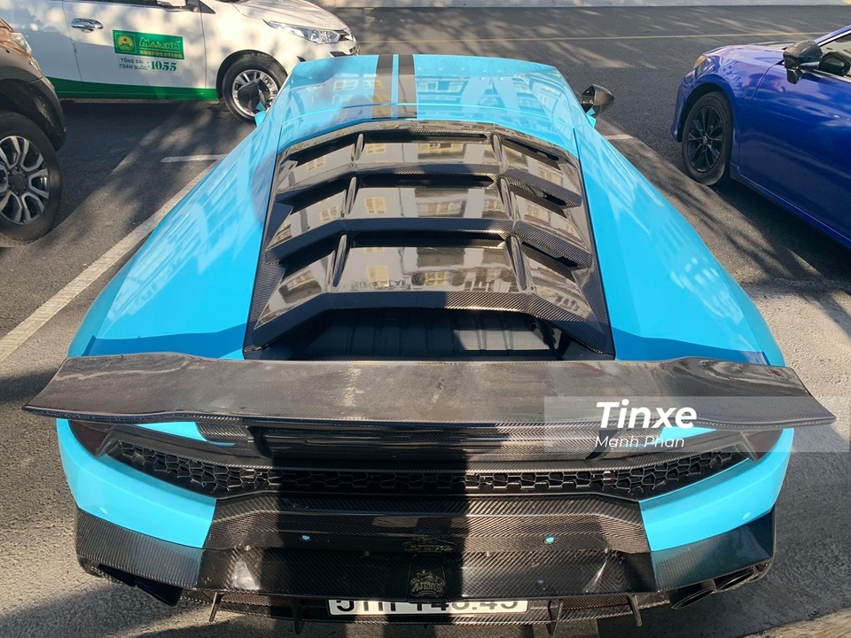 Ngoài bộ áo màu xanh da trời mới được thay bằng đề-can, chiếc siêu xe Lamborghini Huracan LP610-4 này còn có bộ body kit bằng carbon của Mansory. Sản phẩm độ này chính tay Cường Đô-la đặt hàng từ nước ngoài về nước để thực hiện vào năm 2017.