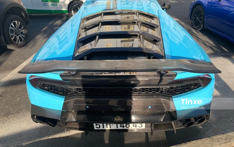Cuối cùng và ấn tượng nhất chính là phần đuôi xe Lamborghini Huracan LP610-4 độ body kit của Mansory độc nhất vô nhị tại Việt Nam được thay mới hoàn toàn bằng carbon mang đến cái nhìn hiếu chiến hơn cho siêu phẩm độ này.