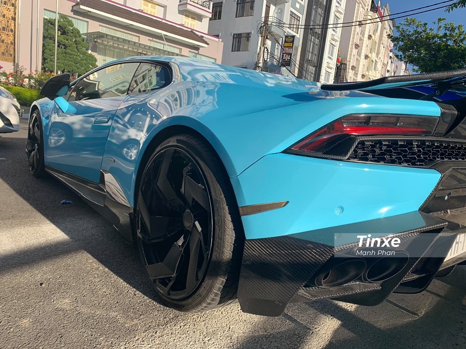Hiện chiếc siêu xe Lamborghini Huracan LP610-4 này được chủ mới dán lại bộ áo màu xanh da trời bằng phương pháp đề-can. Trước đó, xe đã được thay áo sang các màu crôm xanh lá hay xám xi-măng. Nguyên bản siêu xe này có màu sơn vàng.