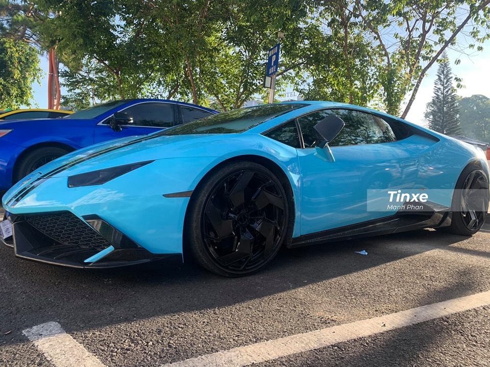 Chiếc siêu xe Lamborghini Huracan LP610-4 mới có mặt ở Đà Lạt vốn từng có lý lịch khá nổi tiếng. Siêu xe này qua tay không ít người chơi xe nổi tiếng bậc nhất tại Việt Nam. Hai chủ xe đầu tiên cũng là những người chơi siêu xe lão luyện tại dải đất hình chữ S này.