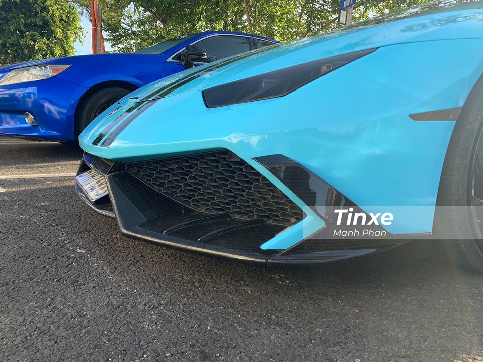 Bộ body kit carbon của Mansory mang đến diện mạo đầu xe hết sức hầm hố cho Lamborghini Huracan LP610-4 như cản va trước hoàn toàn mới đi kèm 2 vây cá bên hông đầu xe. Tất cả các chi tiết này đều bằng carbon bóng.