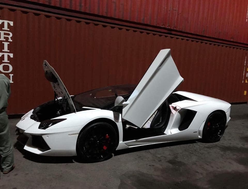 Hình ảnh chiếc siêu xe Lamborghini Aventador LP700-4 mui trần lúc ở cảng
