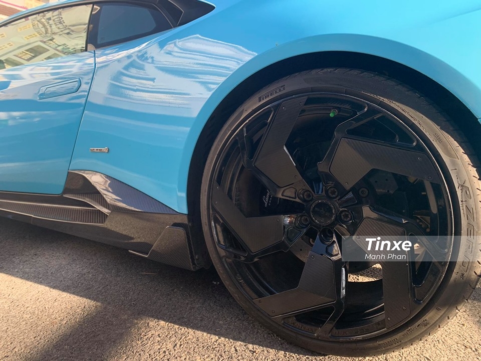 Về cơ bản, bản độ body kit bằng carbon của Mansory trên chiếc siêu xe Lamborghini Huracan LP610-4 này không có tuỳ chọn mâm độ, tuy nhiên, một số chủ xe đã thay mâm cho mẫu xe này như Vossen hay mới nhất là bộ mâm có tên gọi RS.05 V2 hoàn toàn bằng carbon của hãng PUR chỉ sản xuất đúng 25 chiếc trên toàn thế giới.
