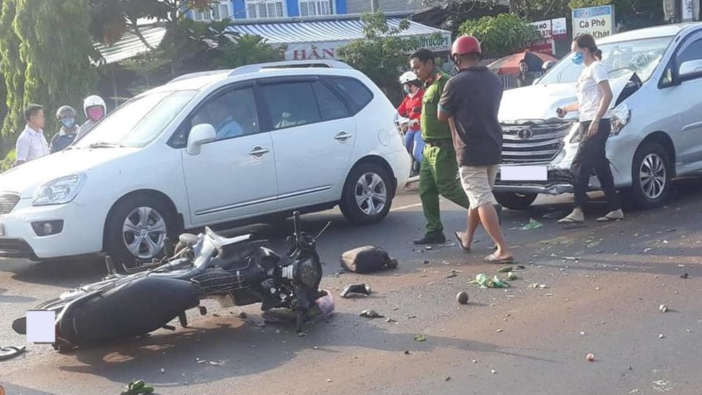Hiện trường vụ tai nạn xe máy tông trực diện vào Toyota Innova làm một người bị thương nặng