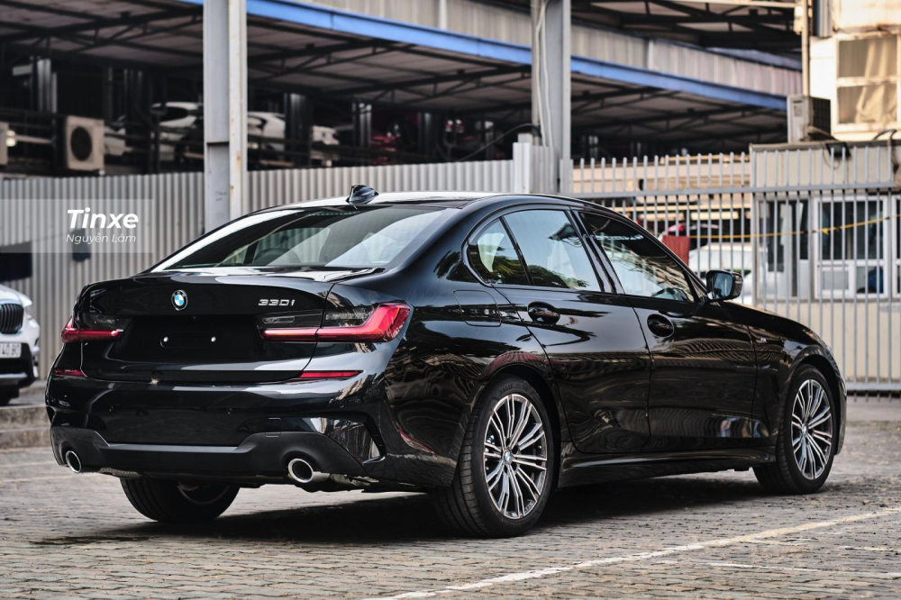 Kích thước tổng thể của BMW 330i M Sport 2020 là 4.079 x 1.827 x 1.435 mm (D x R x C) Kích thước tổng thể của BMW 330i M Sport 2020 là 4.079 x 1.827 x 1.435 mm (D x R x C)