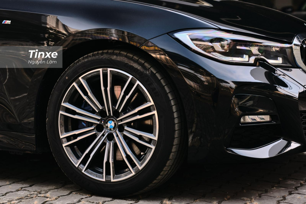 Mâm hợp kim M Sport kích thước 18 inch đi kèm lốp run-flat hoàn thiện ngoại thất thể thao của BMW 330i M Sport 2020 Mâm hợp kim M Sport kích thước 18 inch đi kèm lốp run-flat hoàn thiện ngoại thất thể thao của BMW 330i M Sport 2020