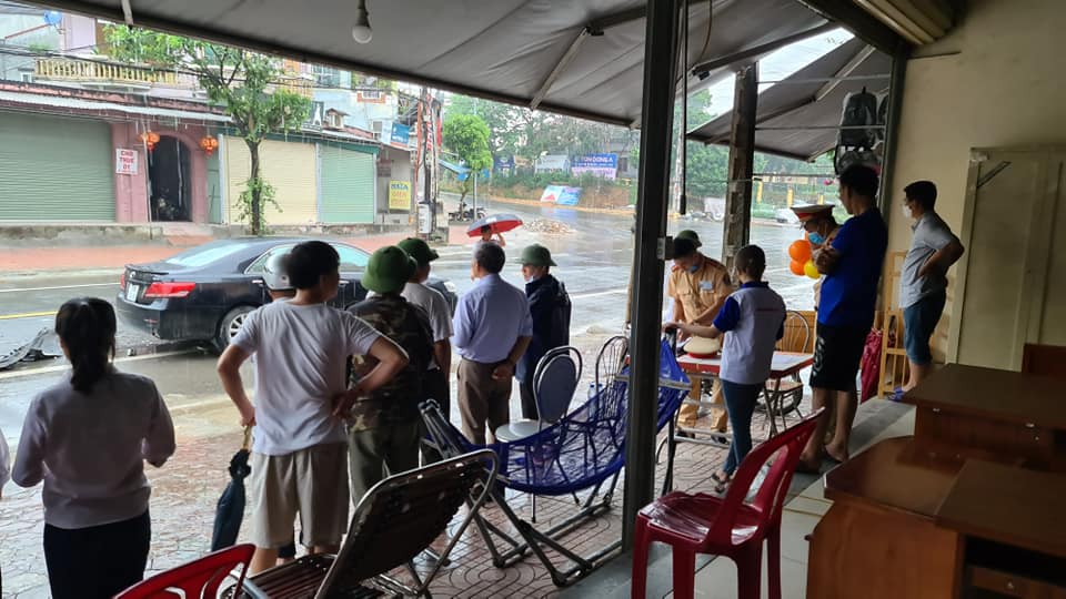 Lực lượng chức năng có mặt tại hiện trường vụ tai nạn