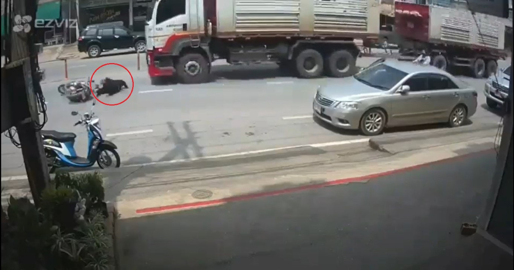 Cô gái đi xe máy ngã ra đường, đúng lúc ô tô tải lao đến