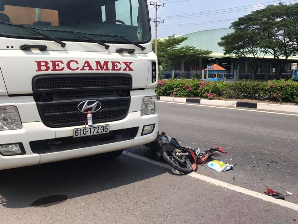 Hiện trường vụ va chạm giao th&ocirc;ng của xe m&aacute;y v&agrave; xe qu&eacute;t đường v&agrave;o trưa nay