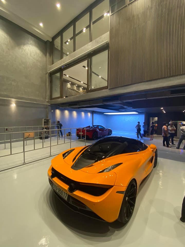 Siêu xe McLaren 720S màu cam của vợ chồng Cường Đô-la và phía xa là Ferrari 488 Spider