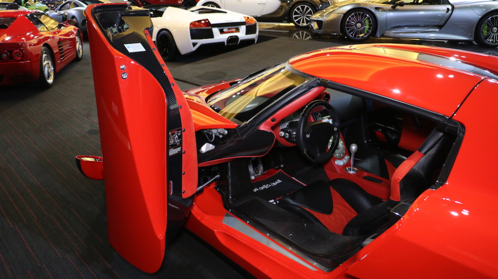 Một điểm thú vị trên dòng siêu xe Koenigsegg chính là việc các cửa xe mở kiểu cắt kéo nhưng trượt ngang về phía trước thay vì dựng đứng lên trời như các dòng siêu xe Murcielago hay Aventador của Lamborghini.