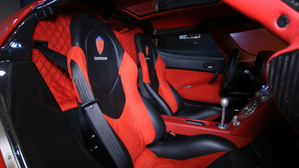Mở cửa cắt kéo trên siêu xe Koenigsegg CCX màu đỏ, nội thất xe hiện ra trong 2 màu sắc chính đó là đỏ và đen giống với cách phối màu ở ngoại thất.