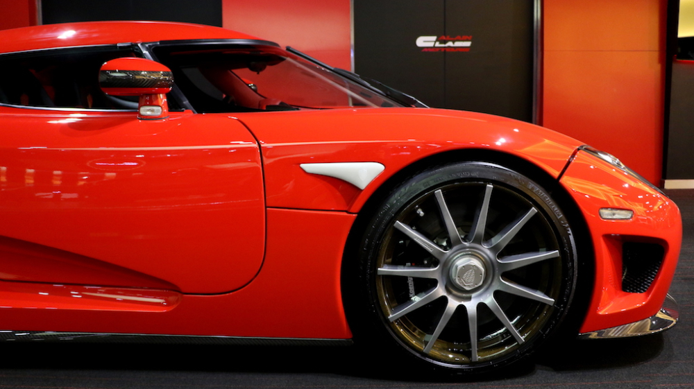 Chiếc siêu xe Koenigsegg CCX màu đỏ này sở hữu bộ mâm sơn màu bạc cùng viền trong mâm màu vàng đồng carbon.