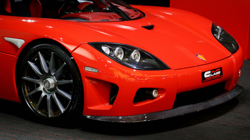 Ngoài bộ áo màu đỏ, chiếc siêu xe Koenigsegg CCX từng định cư ở đại lý Al Ain Class Motors, nơi bán siêu xe triệu đô Pagani Huayra cho Minh Nhựa và McLaren Senna của doanh nhân quận 12 có nhiều chi tiết bằng sợi carbon.