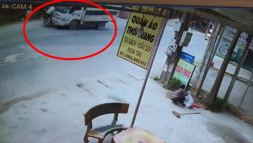 Ngay sau đó người này bị xe tải nhỏ chở hàng chạy hướng ngược lại tông trúng Ngay sau đó người này bị xe tải nhỏ chở hàng chạy hướng ngược lại tông trúng
