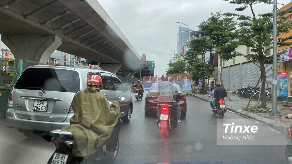 Người dân ra đường vào sáng ngày 23/4/2020 đông hơn những ngày trước.