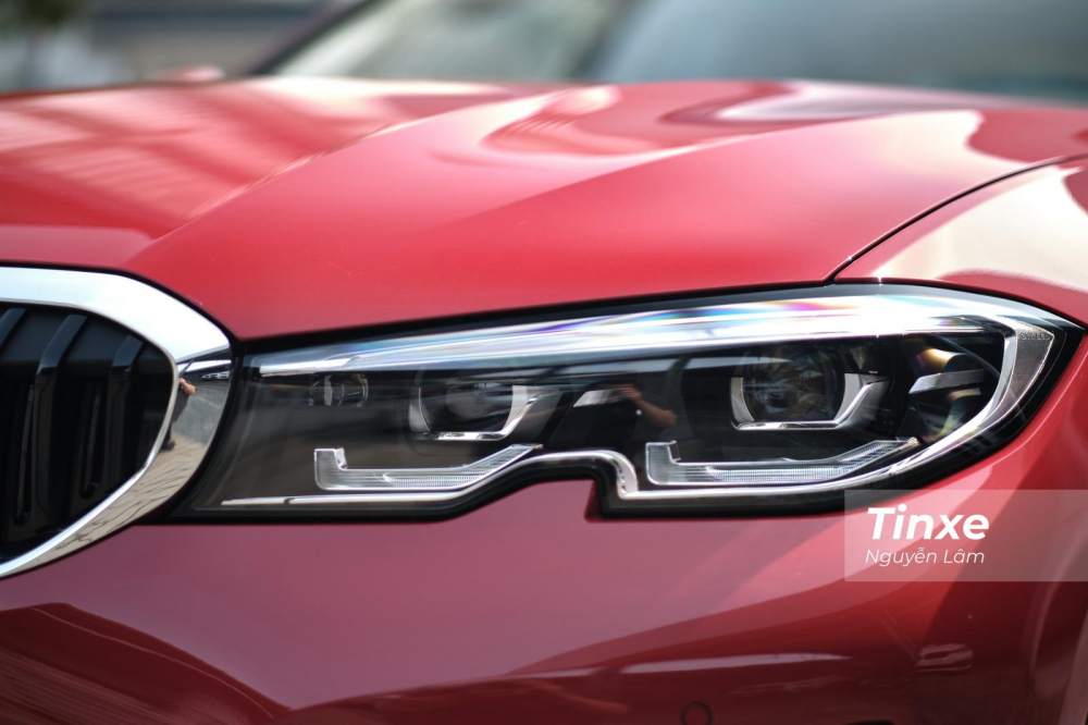 Giống với mẫu 330i M Sport, BMW 320i Sport Line Plus 2020 được trang bị đèn chiếu sáng Adaptive LED