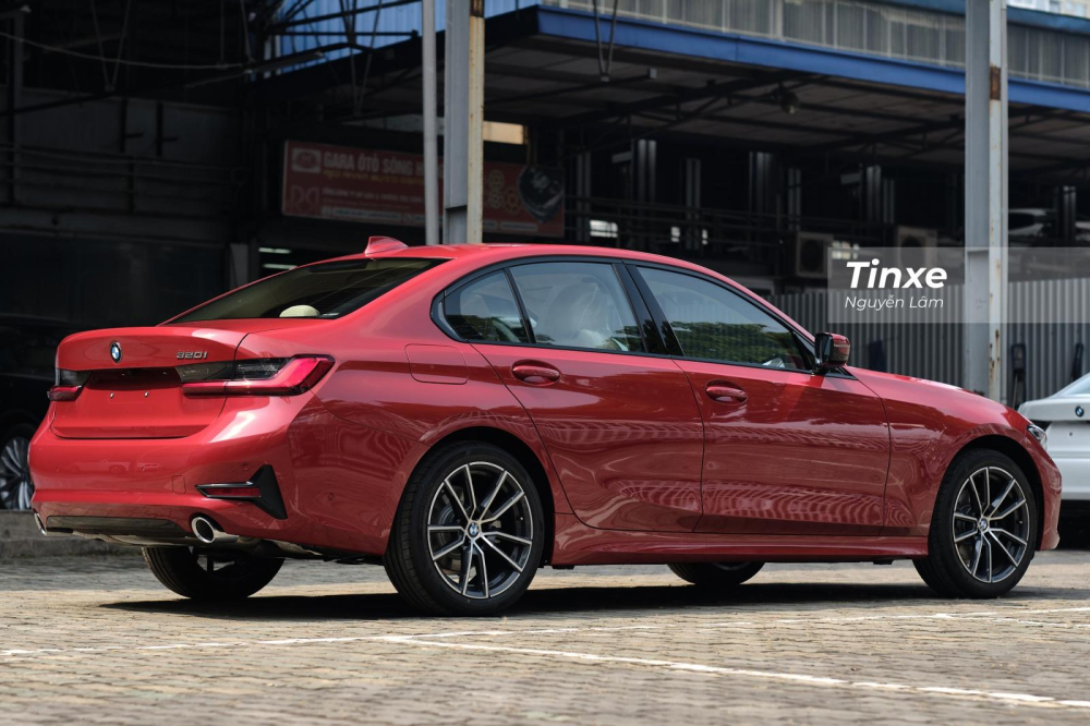 Kích thước tổng thể của BMW 320i Sport Line Plus 2020 là 4.709 x 1.827 x 1.435 mm (D x R x C)