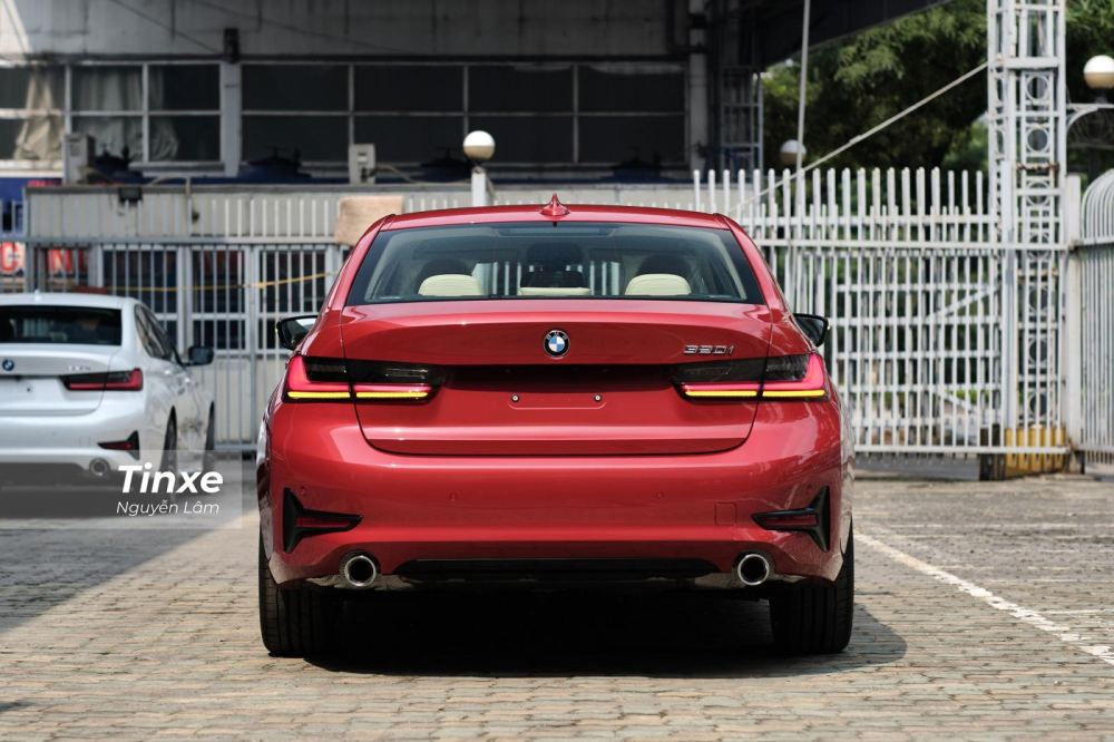 Tạo hình đuôi xe của BMW 320i 2020 được “nắn vuốt” với nhiều nếp gấp tạo điểm nhấn, đem lại cảm giác xứng đáng hơn cho mẫu xe có giá tới 2 tỷ đồng