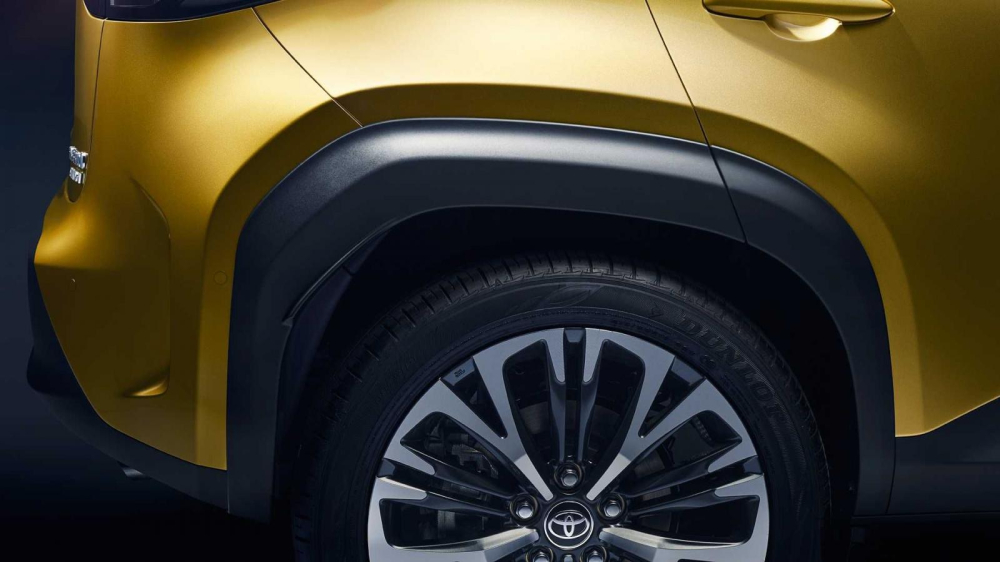Hốc b&aacute;nh vu&ocirc;ng vắn v&agrave; bộ v&agrave;nh 18 inch của Toyota Yaris phi&ecirc;n bản SUV
