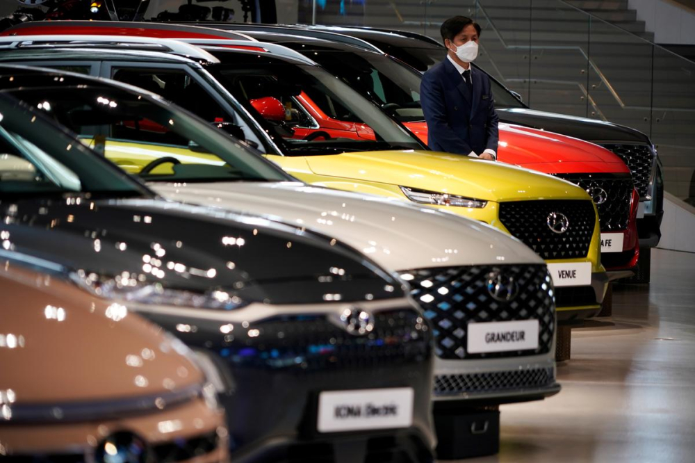 Một nh&acirc;n vi&ecirc;n đứng đ&oacute;n kh&aacute;ch trong đại l&yacute; Hyundai ở Goyang, H&agrave;n Quốc, v&agrave;o h&ocirc;m 21/4/2020
