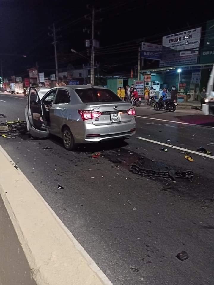Cả hai chiếc xe đều bị hư hỏng nặng trong vụ tai nạn nghi&ecirc;m trọng