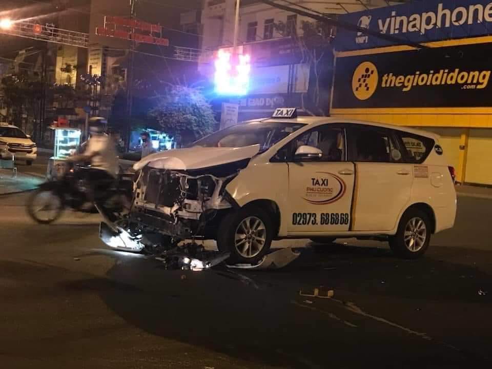 Chiếc Toyota Innova hư hỏng nặng sau tai nạn
