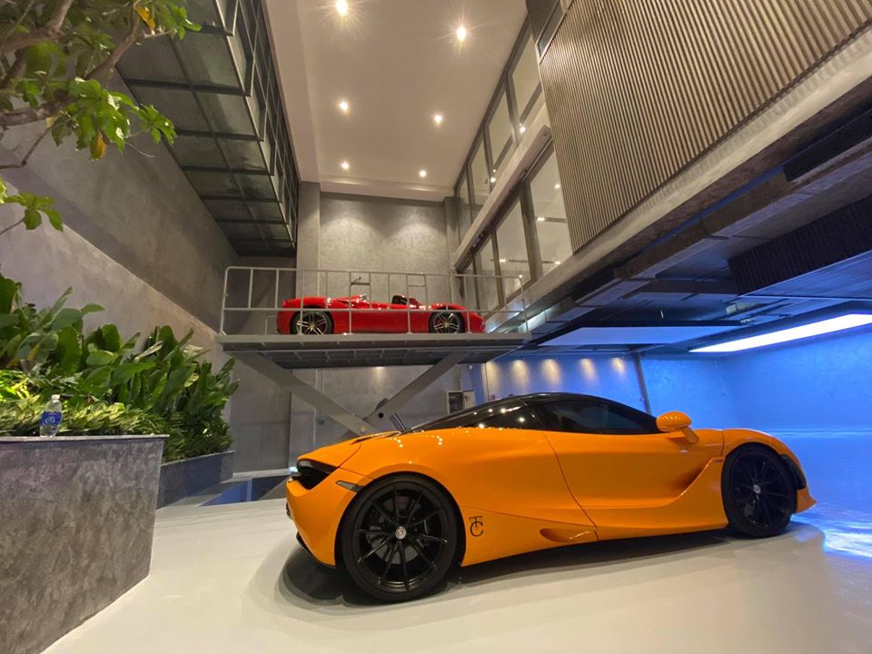 Siêu xe McLaren 720S màu cam và Ferrari 488 Spider nằm trên cầu nâng