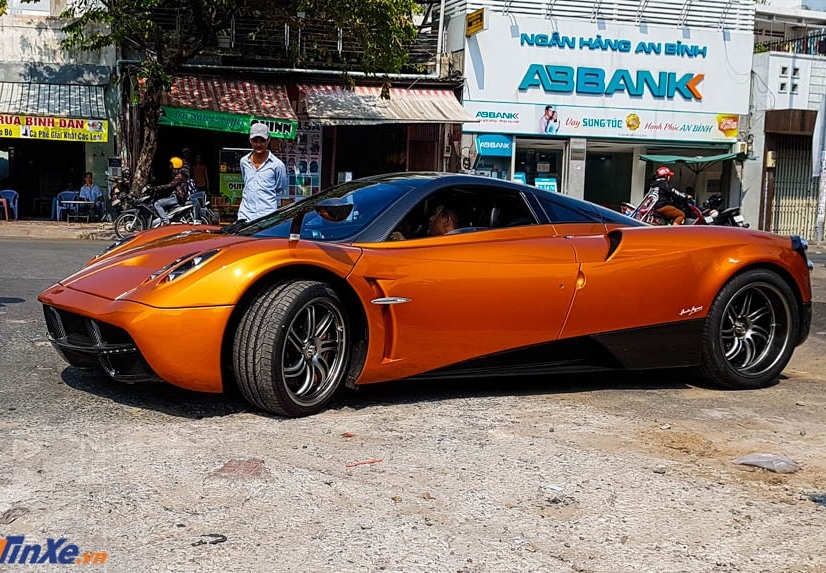 N&oacute;i đến đ&acirc;y, chắc nhiều người sẽ nghĩ ngay đến Pagani Huayra, si&ecirc;u xe của Minh Nhựa. V&agrave;o ng&agrave;y 24 th&aacute;ng 4 năm 2017, đ&acirc;y cũng l&agrave; lần đầu ti&ecirc;n giới m&ecirc; xe được diện kiến chiếc xe đắt đỏ nhất Việt Nam l&agrave; Pagani Huayra ngo&agrave;i đời thực sau hơn 1 năm được Minh Nhựa mang về nước v&agrave; để ở garage của m&igrave;nh.