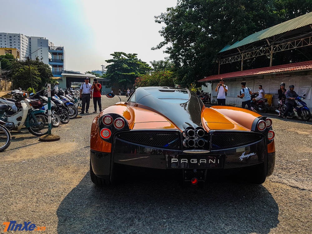 Động cơ kết hợp c&ugrave;ng hộp số tuần tự 7 cấp với ly hợp đơn, nhờ đ&oacute;, thần gi&oacute; Pagani Huayra của Minh Nhựa chỉ mất khoảng 2,8 gi&acirc;y để c&oacute; thể tăng tốc từ vị tr&iacute; đứng y&ecirc;n l&ecirc;n 100 km/h trước khi đạt vận tốc tối đa 370 km/h.
