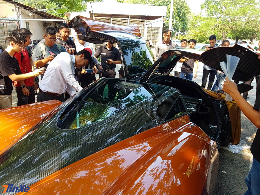 Hầu hết c&aacute;c chi tiết tr&ecirc;n si&ecirc;u xe Pagani Huayra của Minh Nhựa đều c&oacute; sự hiện diện của sợi carbon, chi tiết n&agrave;y l&agrave;m tăng vẻ đẹp, sự hầm hố v&agrave; quan trọng l&agrave; gi&uacute;p thần gi&oacute; c&oacute; trọng lượng nhẹ.