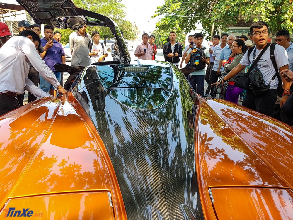Pagani Huayra kh&ocirc;ng chỉ nằm trong top những si&ecirc;u xe cần c&oacute; của nh&agrave; gi&agrave;u tr&ecirc;n thế giới trong thế kỷ 21 n&agrave;y m&agrave; c&ograve;n mang đến cho những chủ nh&acirc;n cảm gi&aacute;c l&aacute;i rất th&uacute; vị. Minh Nhựa từng cho biết m&igrave;nh rất qu&ecirc; khi kh&ocirc;ng biết v&agrave;o số chiếc Pagani Huayra trong lần sang đại l&yacute; Al Ain Class Motors ở Dubai chạy thử Pagani Huayra. Mọi thứ đều lạ lẫm so với Bugatti Veyron hay c&aacute;c si&ecirc;u xe Lamborghini, Ferrari m&agrave; doanh nh&acirc;n n&agrave;y từng chạy qua.