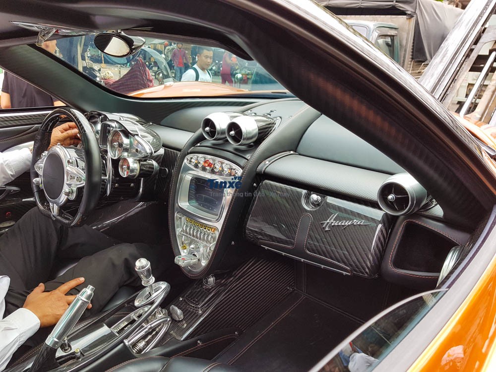 Pagani Huayra từ l&acirc;u đ&atilde; được giới m&ecirc; xe đ&aacute;nh gi&aacute; l&agrave; 1 trong những si&ecirc;u xe c&oacute; nội thất đẹp v&agrave; cầu kỳ bậc nhất thế giới. Khoang l&aacute;i của Pagani Huayra kết hợp giữa carbon, c&aacute;c chi tiết m&aacute;y m&oacute;c bằng kim loại v&agrave; c&aacute;c n&uacute;t bấm m&ocirc; phỏng như những m&aacute;y bay chiến đấu.