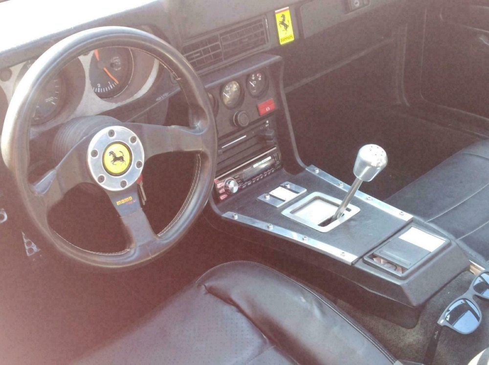 Nội thất của xe c&oacute; kh&ocirc;ng &iacute;t huy hiệu Ferrari
