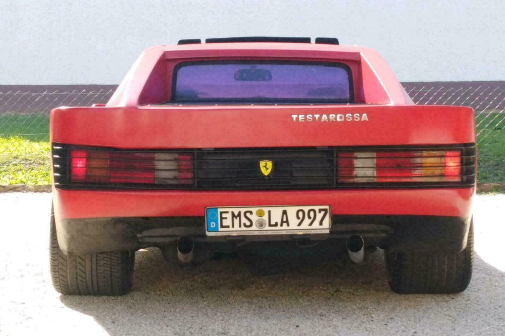 Ph&iacute;a sau xe c&oacute; gắn chữ Testarossa để tăng th&ecirc;m phần thuyết phục