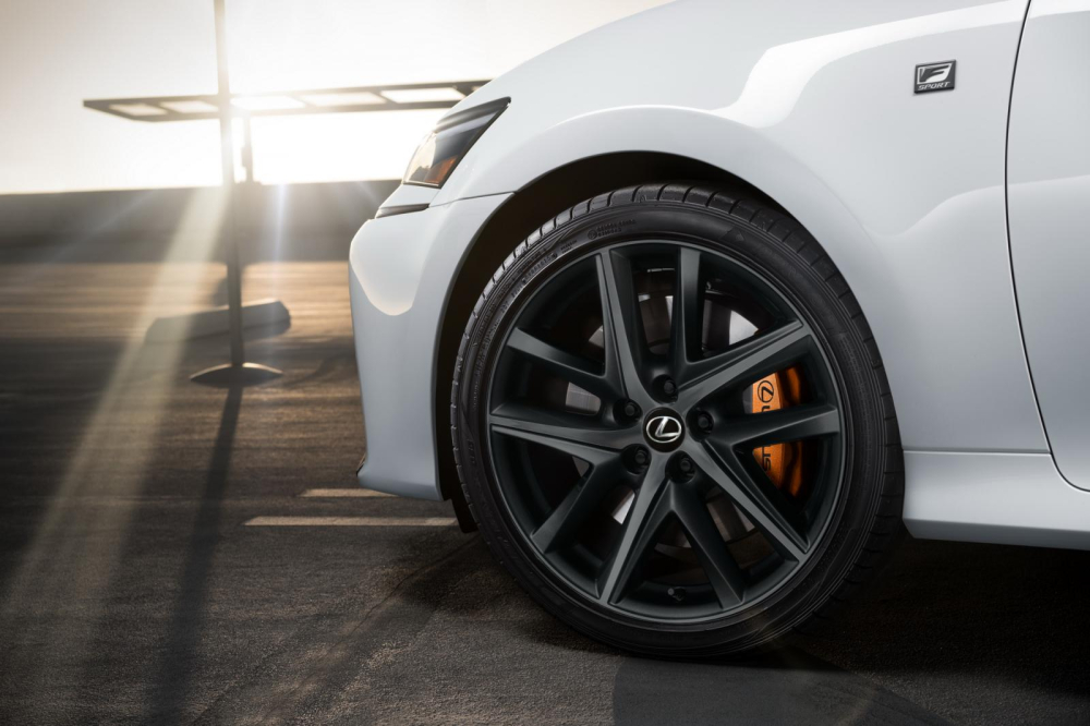 Bộ v&agrave;nh m&agrave;u đen b&oacute;ng của Lexus GS Black Line 2020