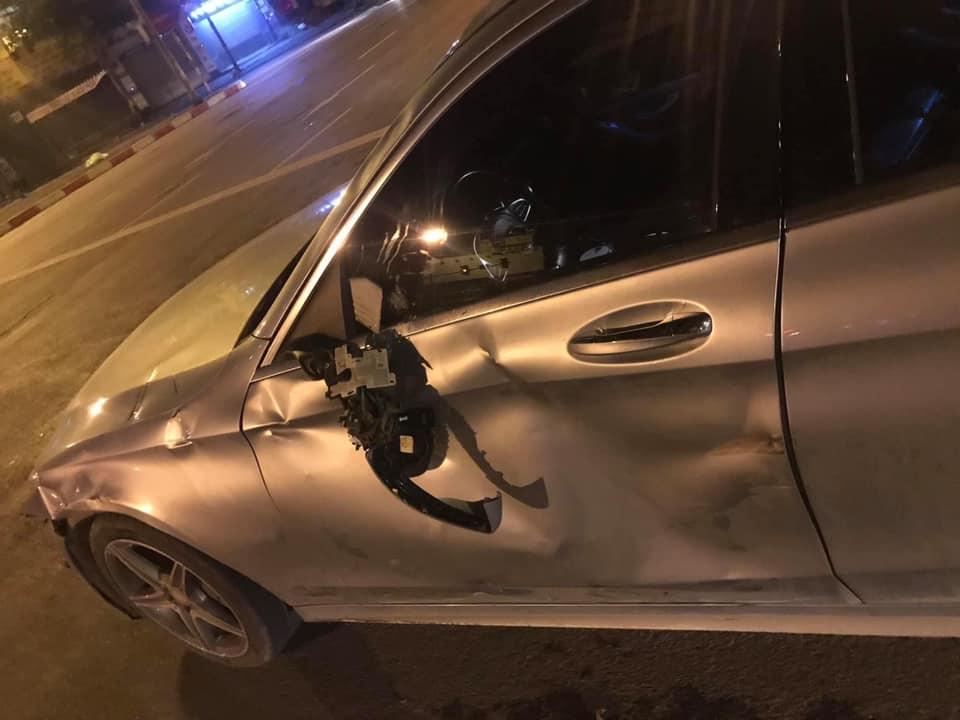 Chiếc &ocirc; t&ocirc; Mercedes-Benz biến dạng sườn xe b&ecirc;n tr&aacute;i