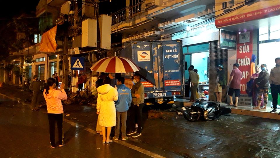 Chiếc &ocirc; t&ocirc; tải c&ograve;n t&ocirc;ng một xe m&aacute;y dựng tr&ecirc;n vỉa h&egrave;