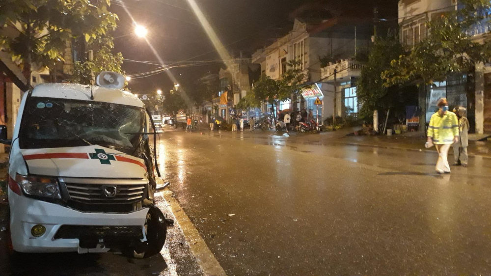 Chiếc xe cứu thương bẹp d&uacute;m g&oacute;c đầu xe b&ecirc;n tr&aacute;i