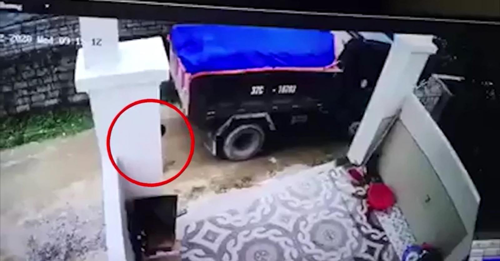 Chiếc xe tải t&ocirc;ng tr&uacute;ng b&eacute; trai đang chơi tr&ecirc;n đường