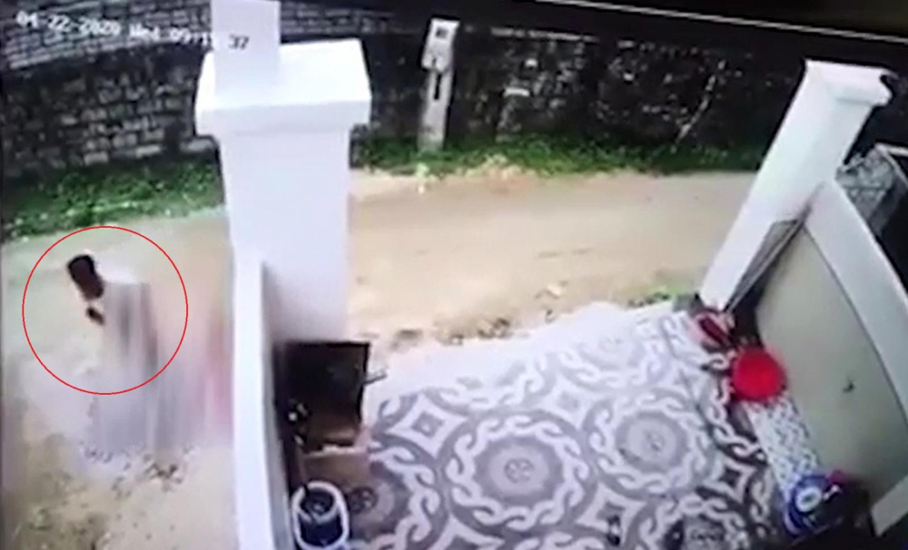 T&agrave;i xế xe tải bế thi thể b&eacute; trai khỏi hiện trường vụ tai nạn