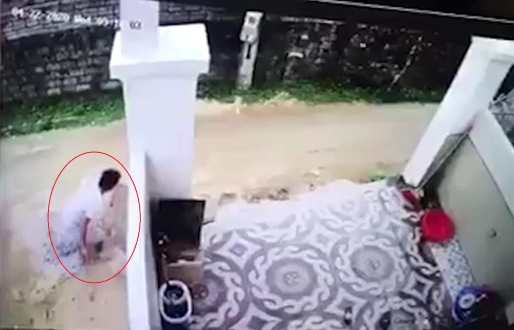 Sau khi giấu thi thể b&eacute; trai, t&agrave;i xế xe tải quay lại x&oacute;a dấu vết tại hiện trường