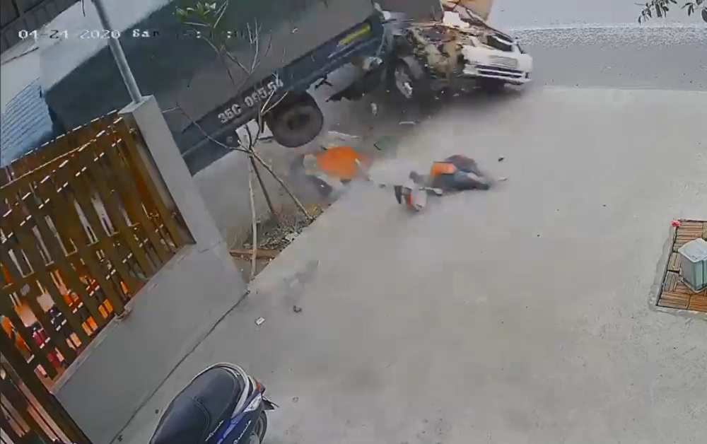 Đầu xe con như d&iacute;nh chặt v&agrave;o đu&ocirc;i &ocirc; t&ocirc; tải