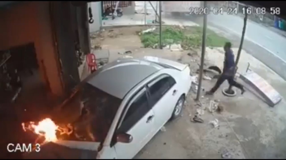 Chiếc xe con bốc ch&aacute;y khi lao v&agrave;o nh&agrave; d&acirc;n b&ecirc;n đường