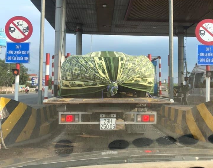 Nh&igrave;n ảnh n&agrave;y liệu bạn c&oacute; đo&aacute;n đ&uacute;ng si&ecirc;u xe n&agrave;o đang tr&ugrave;m bạt nằm tr&ecirc;n xe chuy&ecirc;n dụng?