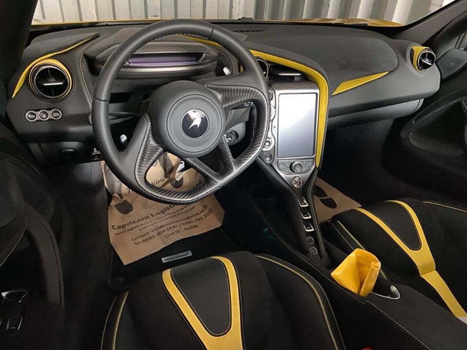 Nội thất siêu xe McLaren 720S Spider Performance màu vàng Aztec Gold Elite mới về Việt Nam