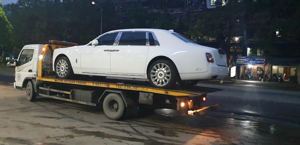 C&ograve;n đ&acirc;y l&agrave; h&igrave;nh ảnh Rolls-Royce Phantom Tranquillity được vận chuyển ra khỏi cảng bằng xe chuy&ecirc;n dụng
